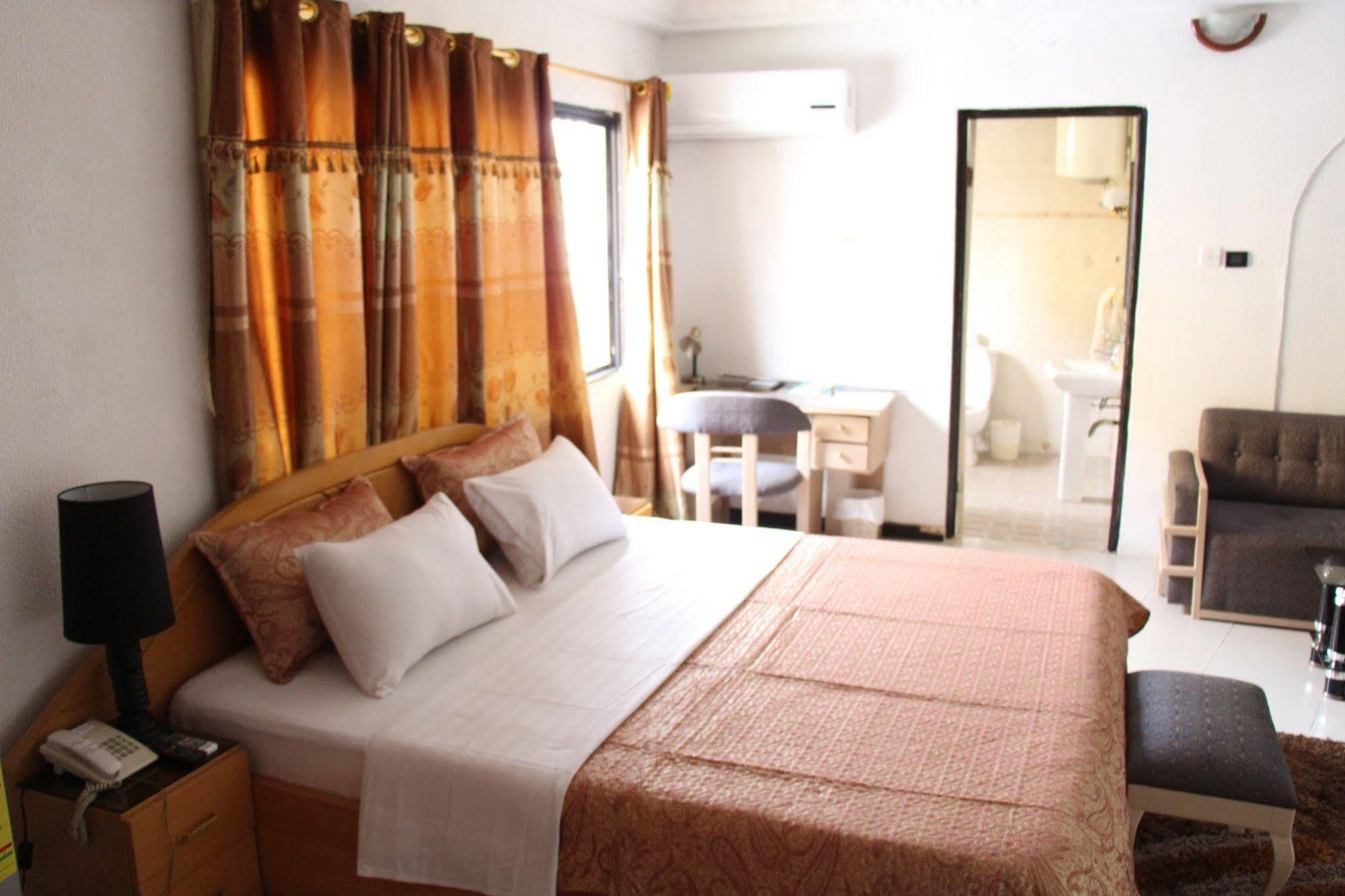 Hill View Hotel West Airport อักกรา ภายนอก รูปภาพ